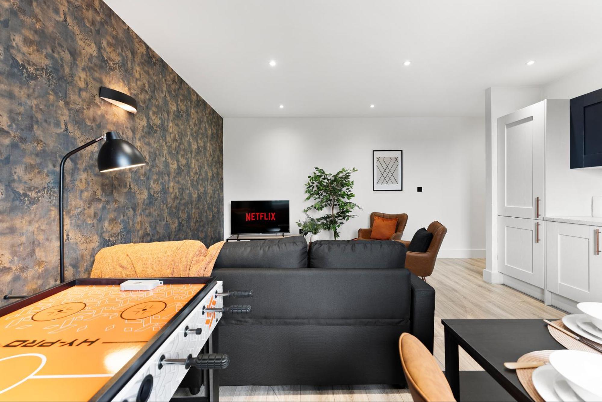Stylish Two-Bedroom Flat In NWI Exterior photo