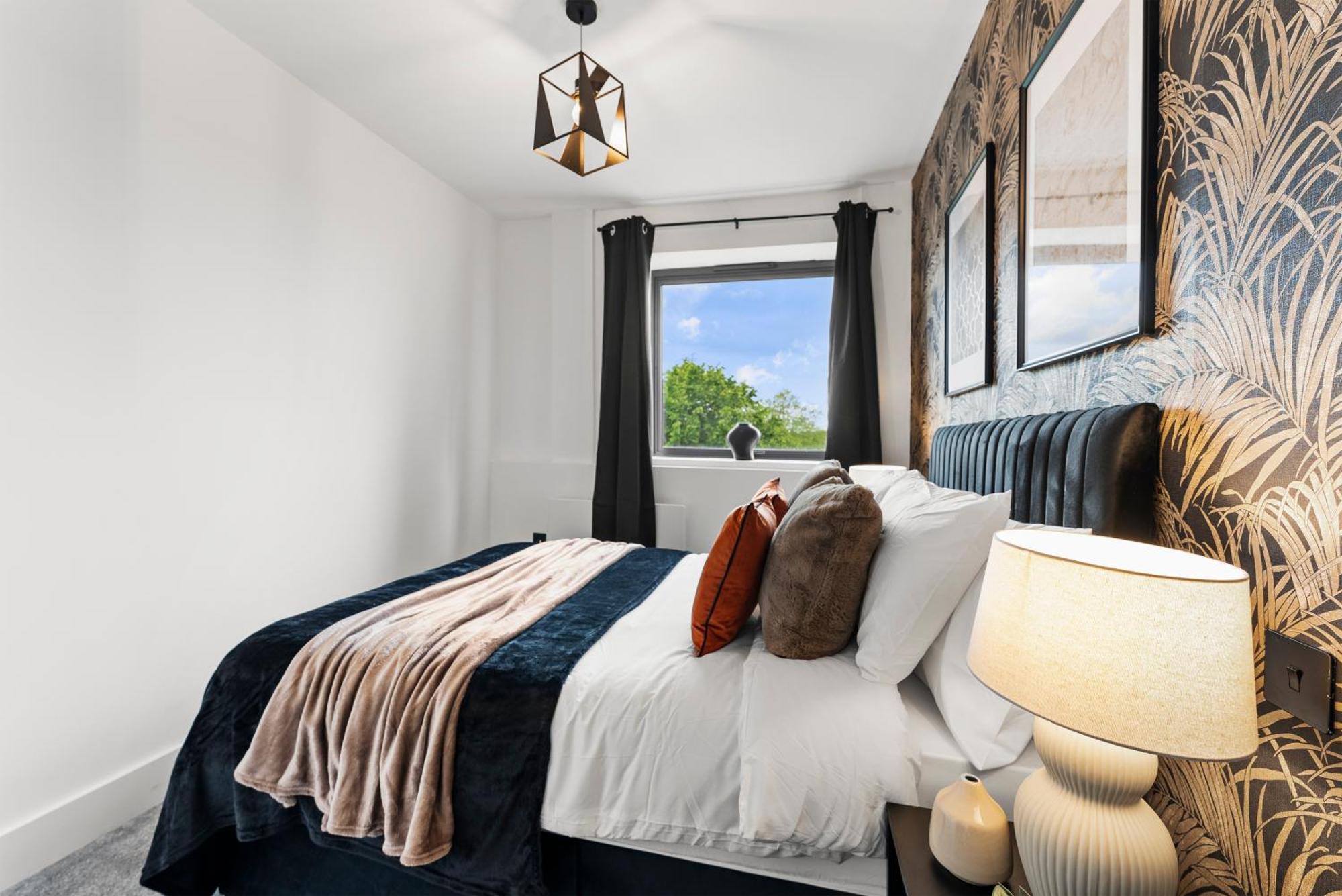 Stylish Two-Bedroom Flat In NWI Exterior photo