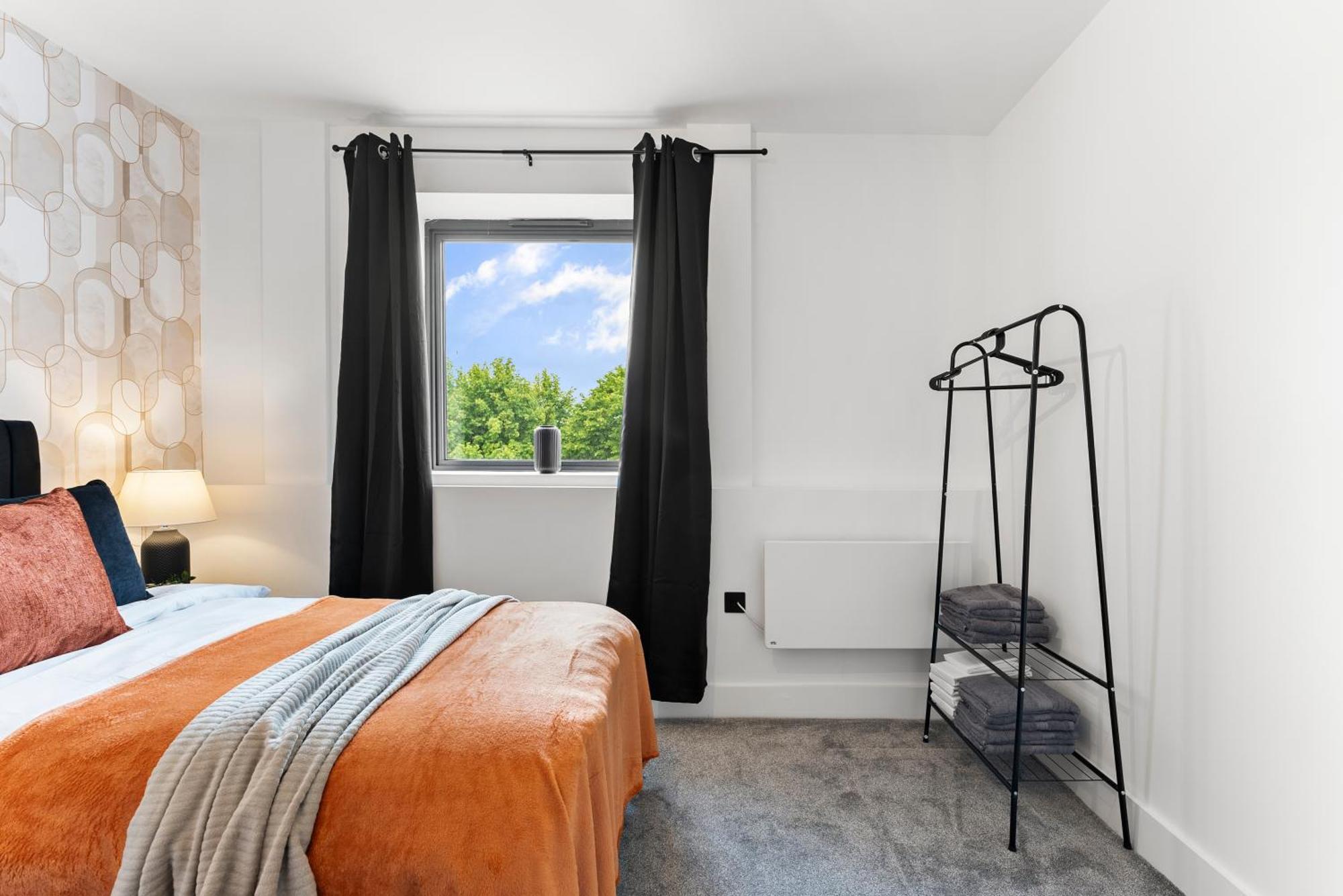 Stylish Two-Bedroom Flat In NWI Exterior photo