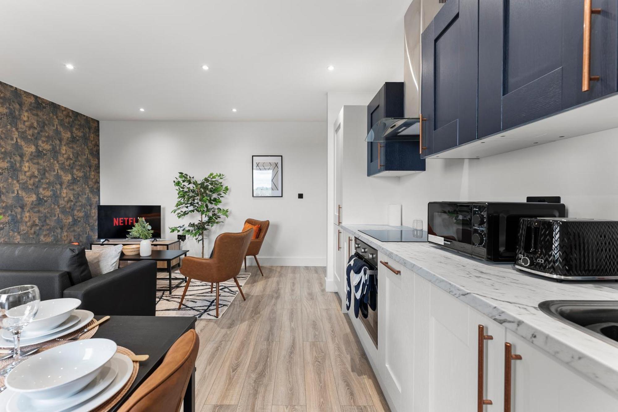 Stylish Two-Bedroom Flat In NWI Exterior photo