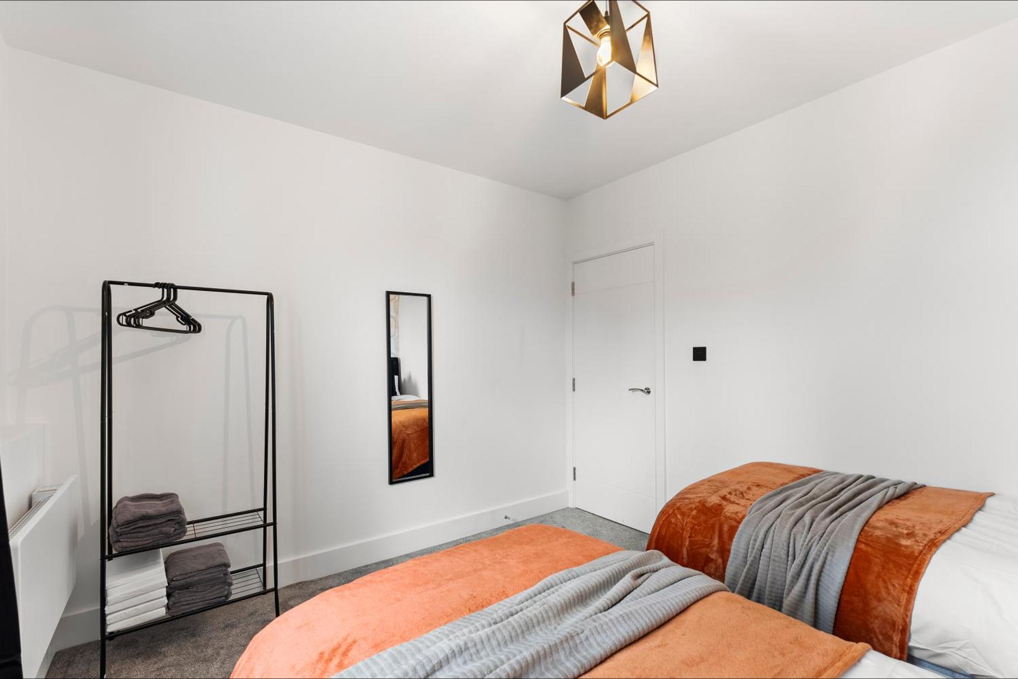 Stylish Two-Bedroom Flat In NWI Exterior photo